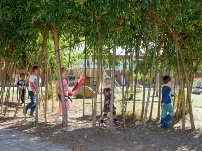 Groene Weide Fantaziehuis Bso Buitenschoolseopvang Spelen Bamboo