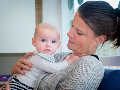 Baby met leidster op kinderdagverblijf Villa Kinderkresj