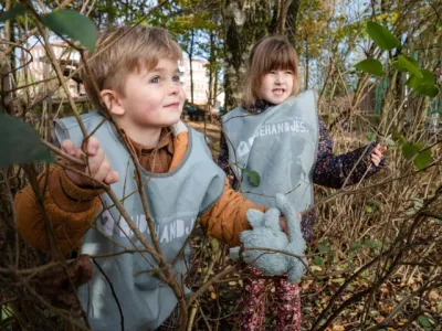 Kinderen buitenspelen in de bosjes bij BijdeHandjes
