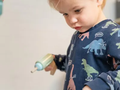 Jongen speel bij BijdeHandjes