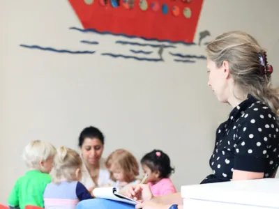 kinderen in de klas met juffen