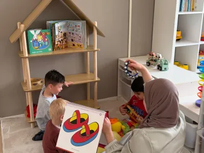 Begeleider met kinderen bij Bloei