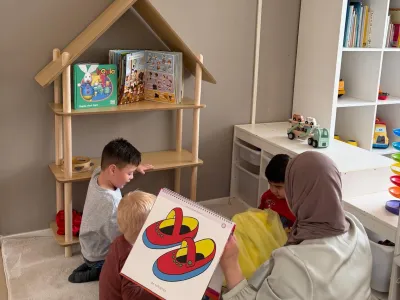 Begeleider met kinderen bij Bloei