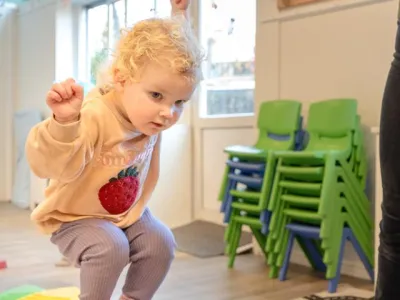 Meisje doet peuteractiviteit