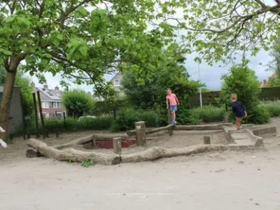Kinderen spelen buiten bij BSO in Lisse de strandloper kinderopvang duos