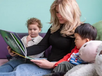 Voorlezen-kinderen-op-bank