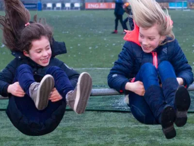 Koprollen aan het rek bij buitenschoolse opvang - Up Kinderopvang aan de Brasserskade in Den Haag Ypenburg