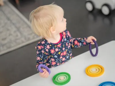 kind speelt met speelgoed