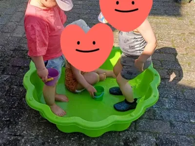 Spetter spetter spat. Bij deze temperaturen ☀️ spelen wij al vroeg in de ochtend buiten met 💦 wat een plezier! 😎