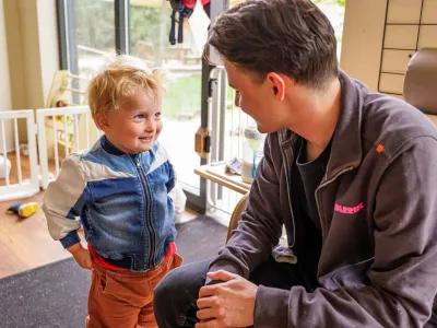 Peuter en pedagogisch medewerker