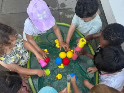 Waterpret bij de peuteropvang 💦De kinderen van de Judith Leysterstraat zochten lekker de verkoeling op. Een bak met water en wat attributen: meer is er soms niet nodig voor een middag vol plezier ☀️