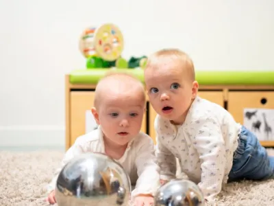 Twee baby's aan het spelen