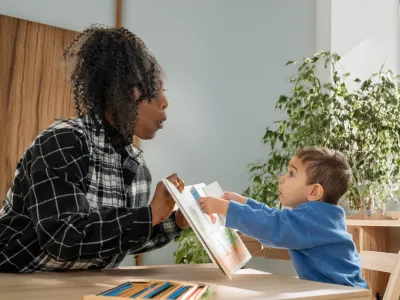 Kind wordt voorgelezen kinderopvang