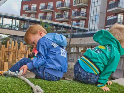 Twee peuters buiten bij Kinderopvang 2Libellen in Leidschenveen