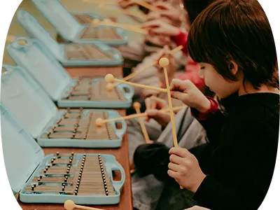 Kinderen die muziek maken
