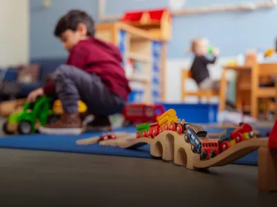 Spelende kinderen in peuterspeelzaal De Paddestoel.