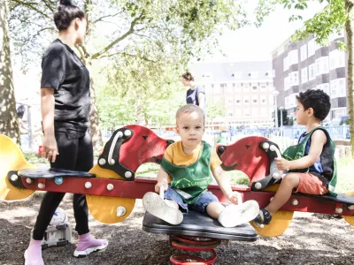 spelende kinderen in een speeltuin dichtbij Greenkidzz in Amsterdam