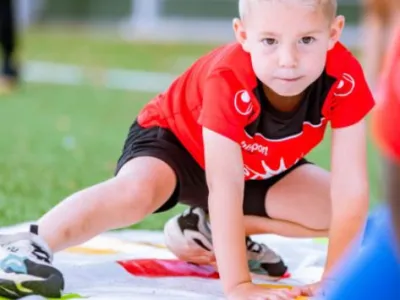 Twister spelen bij kinderopvang in Breda