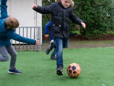 Profvoetballers bij buitenschoolse opvang - Up Kinderopvang aan de Labouchèrelaan in Rijswijk