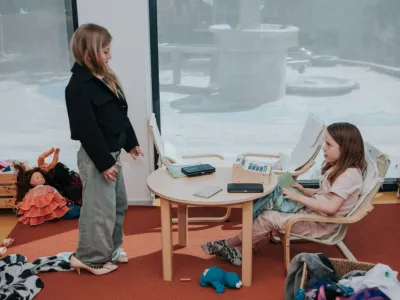 Swaan oudere kinderen spelen