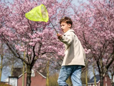 Kind speelt op de BSO van BijdeHandjes met een netje