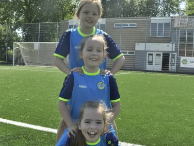 Kinderen bewegen en spelen bij Sportfever buitenschoolse opvang