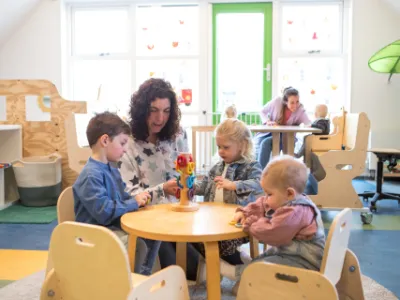 kinderen zijn aan het spelen op de groep