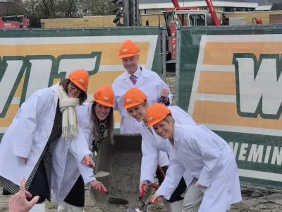 Symbolische eerste betonstorting van de paal door wethouder Robert Tesselaar en directrices van De Akker, De Stek en leidinggevende Melanie Boon van Kinderopvang Berend Botje