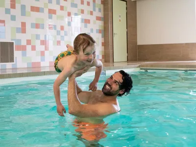 Badmeester gooit kind in het zwembad van Kids Lodge