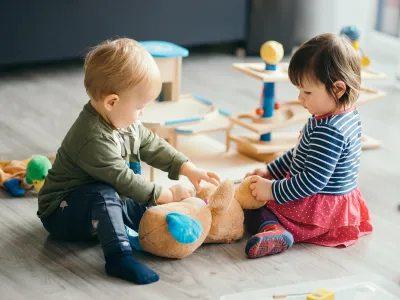 Kleine kinderen aan het spelen op de grond