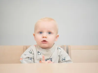 Jongen kijkt recht in de camera
