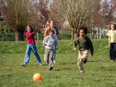Kinderen rennen achter bal aan bij BijdeHandjes