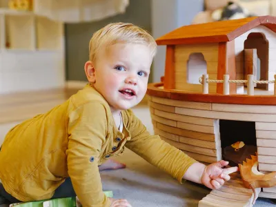 Peuter speelt met boot op Kids Lodge kinderopvang