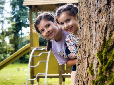 Twee kinderen spelen buiten bij Kids Lodge