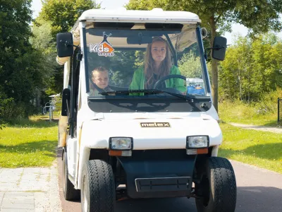 Kinderen worden opgehaald met golfkarretje