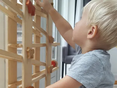 Binnen spelen met allerlei speelgoed, of buiten in de tuin, het bos of samen naar de speeltuin. Ook dat kan allemaal bij gastouderopvang.