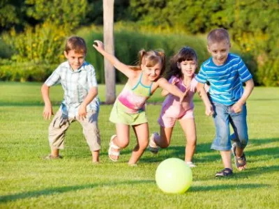 kinderen aan het voetballen