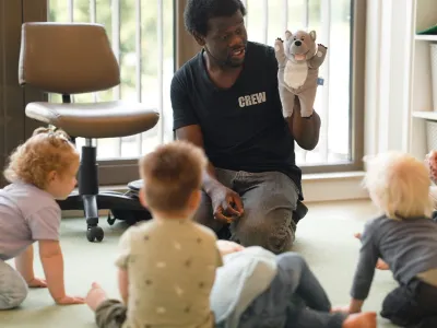 Pedagogisch medewerker van Kids Lodge speelt met peuters