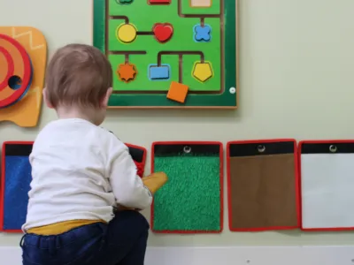 Kind puzzelen binnen bij Jeremina