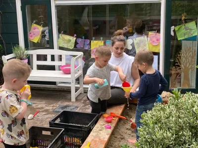 Kinderen spelen in zandbakc
