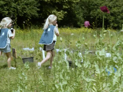 BSO Meisjes Lopen Door Moestuin