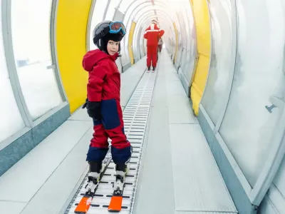 Kind leert skiën tijdens BSO Plus vakantieactiviteit bij SnowWorld Amsterdam