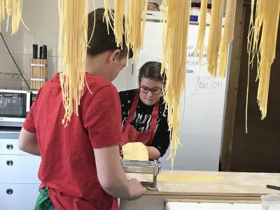 Studenten werken samen in de keuken om verse pasta te maken.