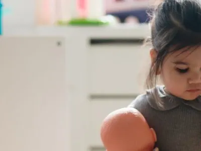 meisje houdt twee poppen vast