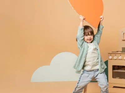 Meisje houdt hartje in de lucht