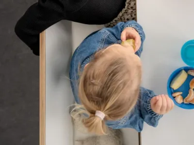 meisje eet vers fruit