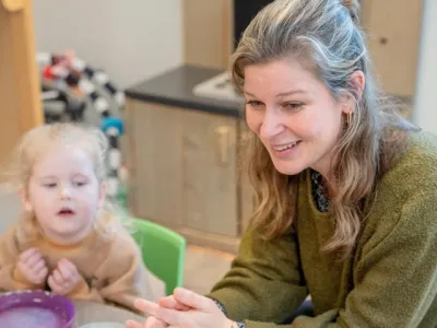 pedagogisch medewerker met peuter