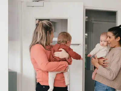 Twee vrouwen houden baby vast