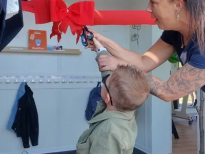 Kind knip lint door voor opening kinderdagverblijf Droomweide Meerkerk
