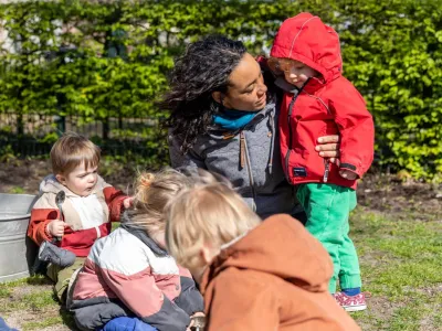 Pedagogisch Medewerker Samen Met Kinderen Buiten 1536x1024 1